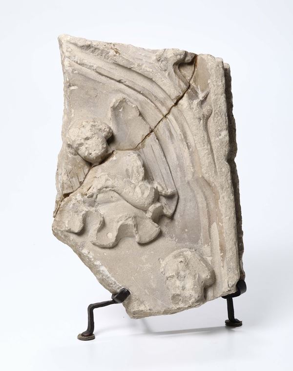 Frammento di bassorilievo in pietra scolpita con angelo, Francia XV secolo