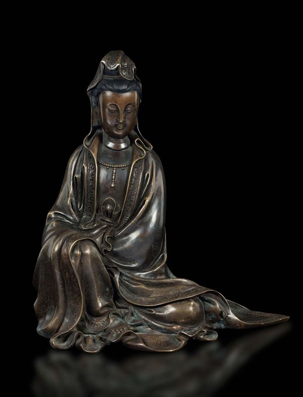 Figura di Guanyin seduta in bronzo Shisou con inserti in argento, Cina, Dinastia Qing, XIX secolo