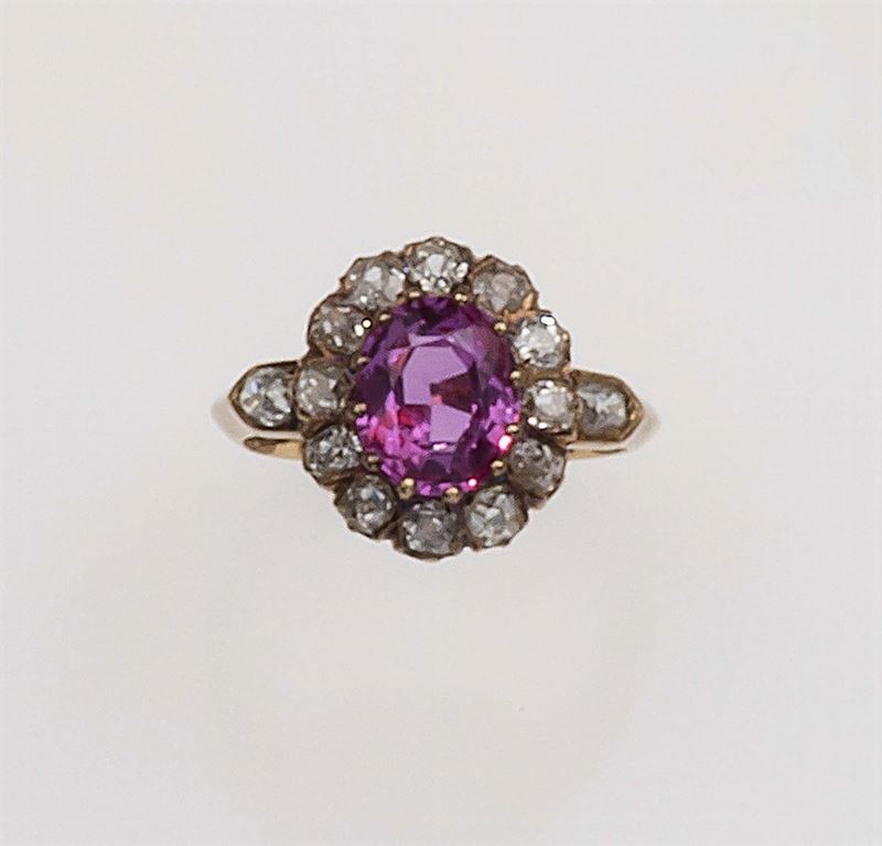 Anello con corindone rosa di ct 2,70 circa e diamanti di vecchio taglio a contorno  - Asta Fine Jewels - Cambi Casa d'Aste