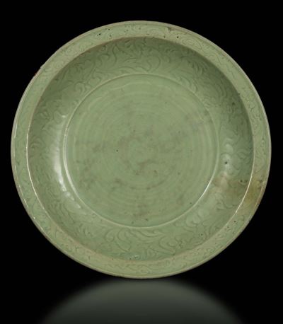 Grande Piatto in Porcellana Longquan Celadon a Decoro Naturalistico, Cina, Inizio Dinastia Ming
