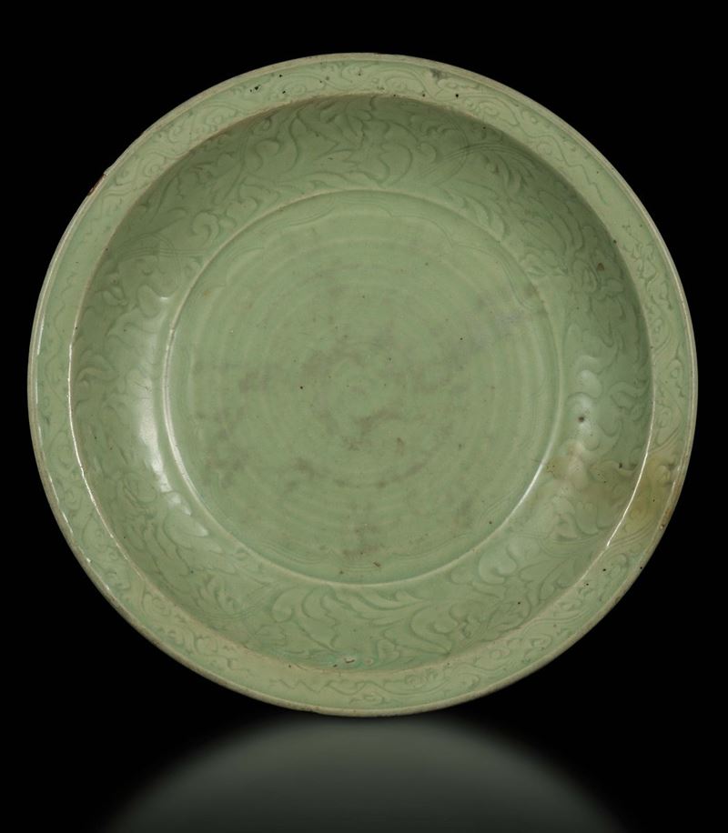 A large Longquan Celadon dish with naturalistic decoration, China, early Ming Dynasty  - Auction Fine Chinese Works of Art - Cambi Casa d'Aste