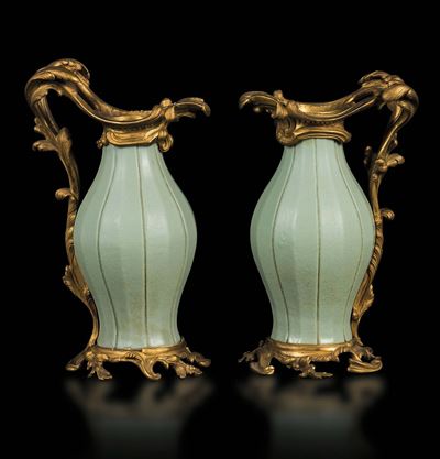 Coppia di Vasetti in Porcellana Celadon Scanalata Montati in Bronzo Dorato, Cina, Dinastia Qing, ...