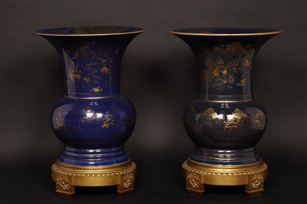 Due grandi vasi in porcellana a fondo blu con decoro paesaggistico dorato montati in bronzo, Cina, Dinastia  [..]