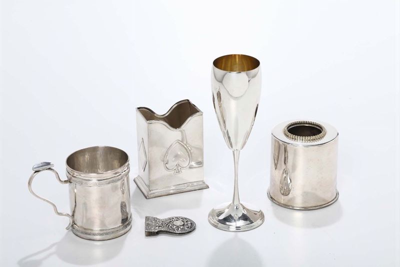 Insieme di argenti composto da bicchiere cifrato, tazza, porta carte da gioco cifrato, contenitore, segnalibro cifrato  - Asta Antiquariato - Cambi Casa d'Aste