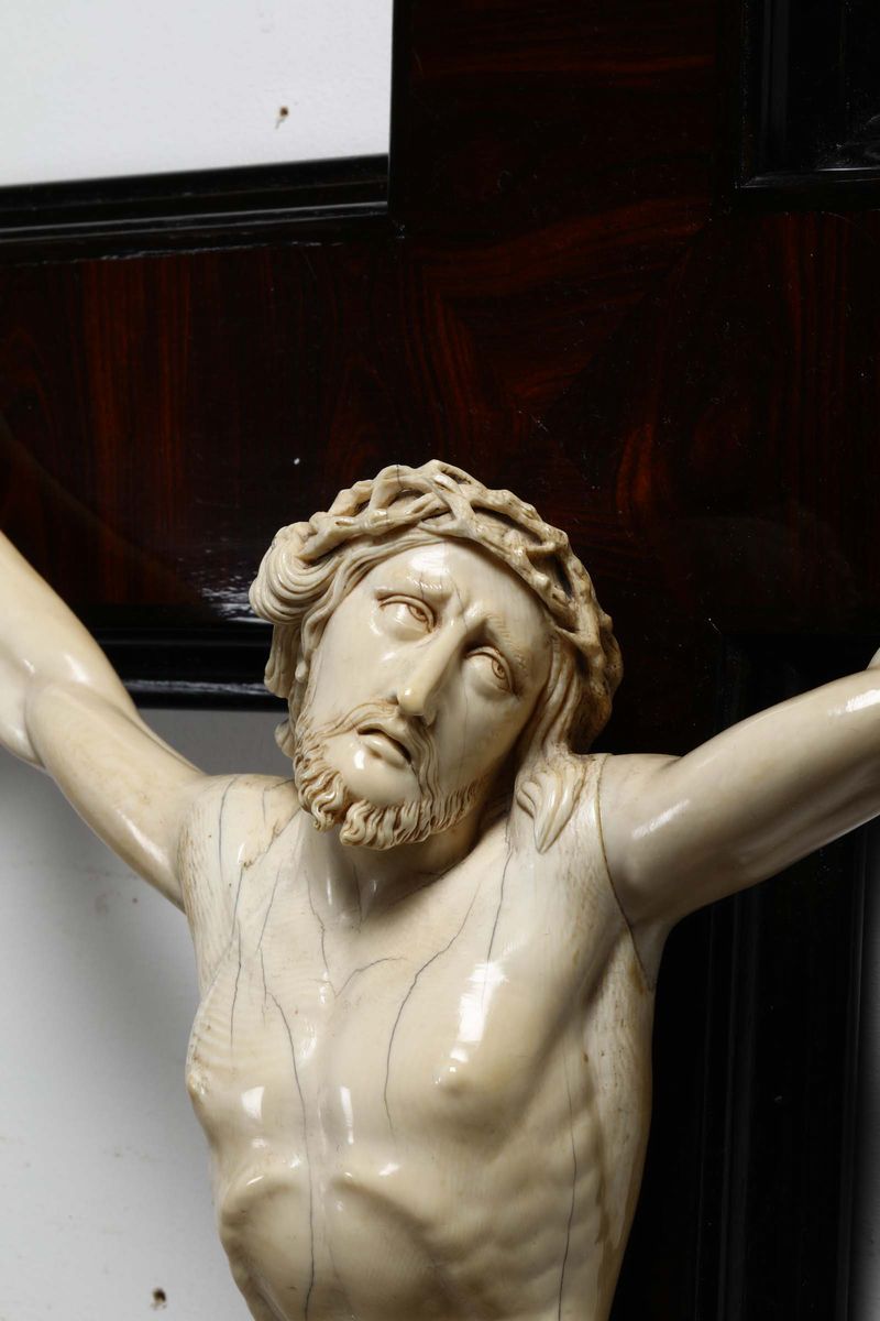 Cristo Vivo in Avorio Scolpito. Croce in Ebano Viola e Legno Ebanizzato. Scultore Barocco Tedesco...