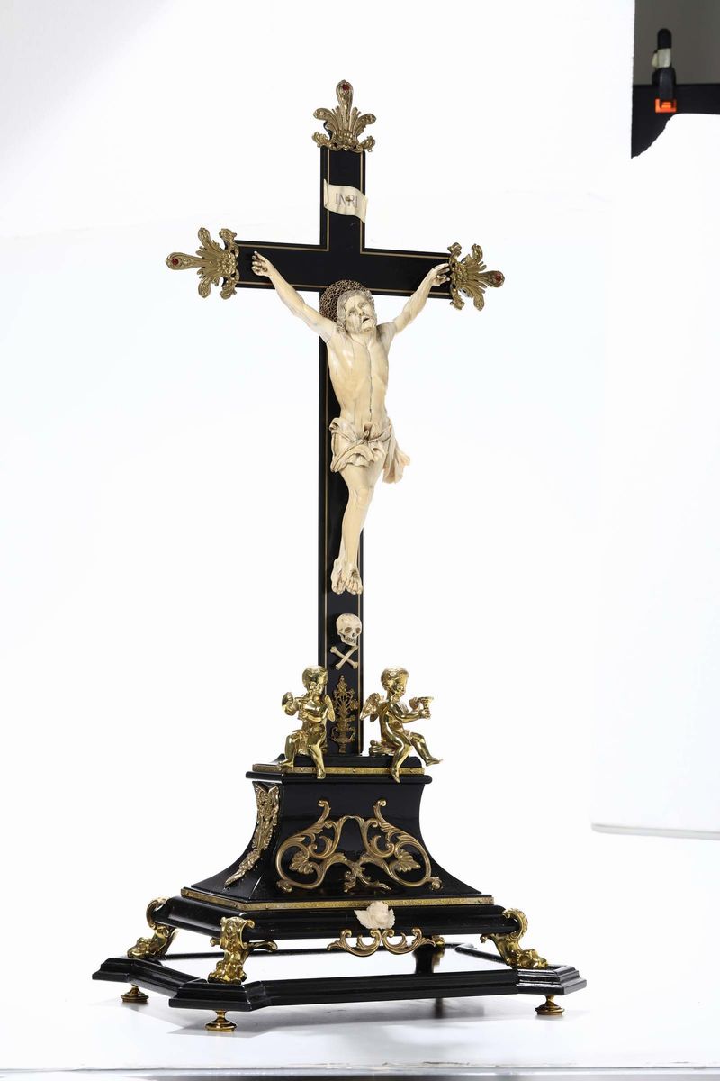 Importante Crocefissione in Legno Ebanizzato, Avorio Scolpito, Bronzo Fuso, Cesellato, Dorato e P...