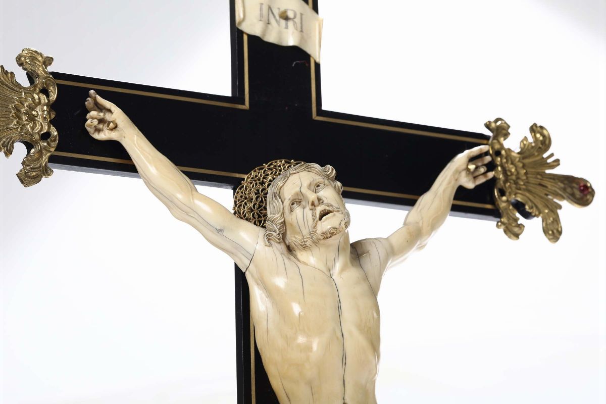 Importante Crocefissione in Legno Ebanizzato, Avorio Scolpito, Bronzo Fuso, Cesellato, Dorato e P...