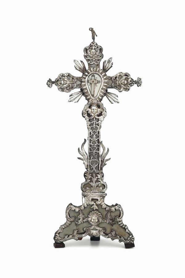 Reliquiario della Vera Croce in lamina d'argento sbalzata e cesellata, legno e vetro. Manifattura dell'Italia del Nord della prima metà del XVIII secolo (datata 1729).