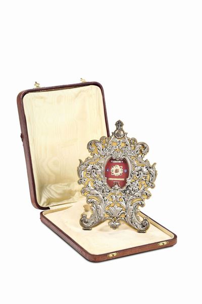 Portareliquie in Bronzo Dorato, Argento Fuso e Cesellato Entro Custodia in Pelle. Argentiere Ital...