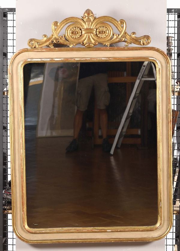 Coppia di specchiere con cornice in lacca crema e oro, epoca Carlo X