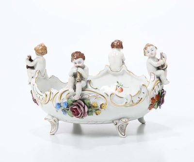 Centrotavola in Maiolica Decorata da Quattro Putti Musicanti. Manifattura di Capodimonte XX Secol...