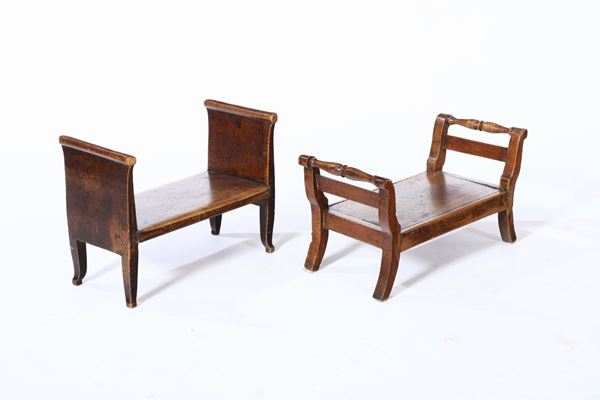 Due modellini di divano in legno di noce, XIX secolo