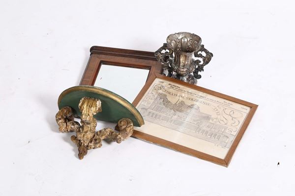 Lotto composto da mensolina, piccolo specchio, incisione teatro romano e vasetto in metallo argentato