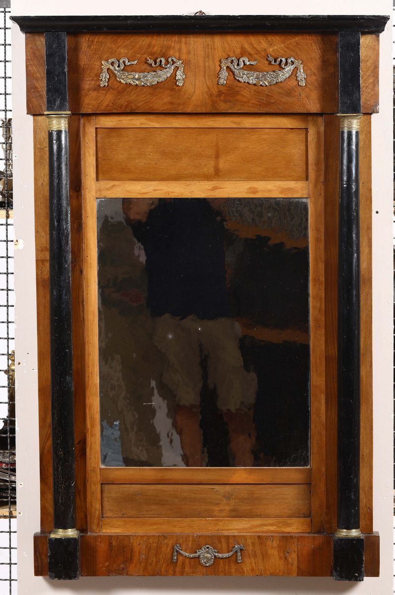 Specchiera Impero con cornice lastronata in noce. XIX secolo  - Auction Asta a Tempo antiquariato - II - Cambi Casa d'Aste