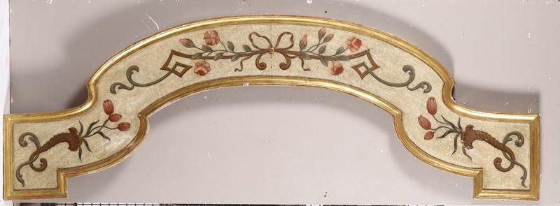 Testata da letto in legno dorato e dipinto a fiori, XX secolo  - Auction Asta a Tempo antiquariato - II - Cambi Casa d'Aste