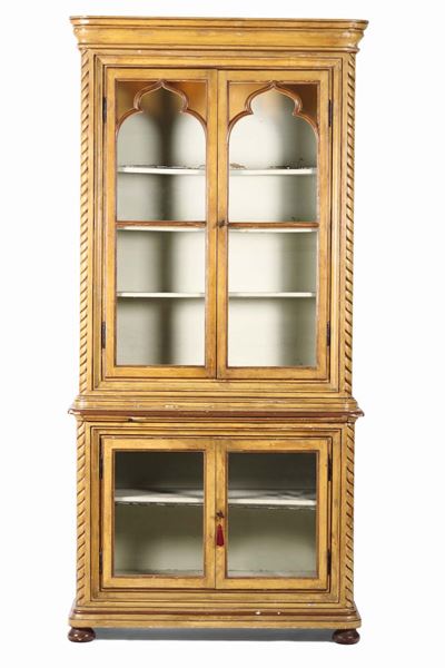 Coppia di Vetrine in Legno Intagliato e Laccato a Decorazione Neogotica, XIX Secolo