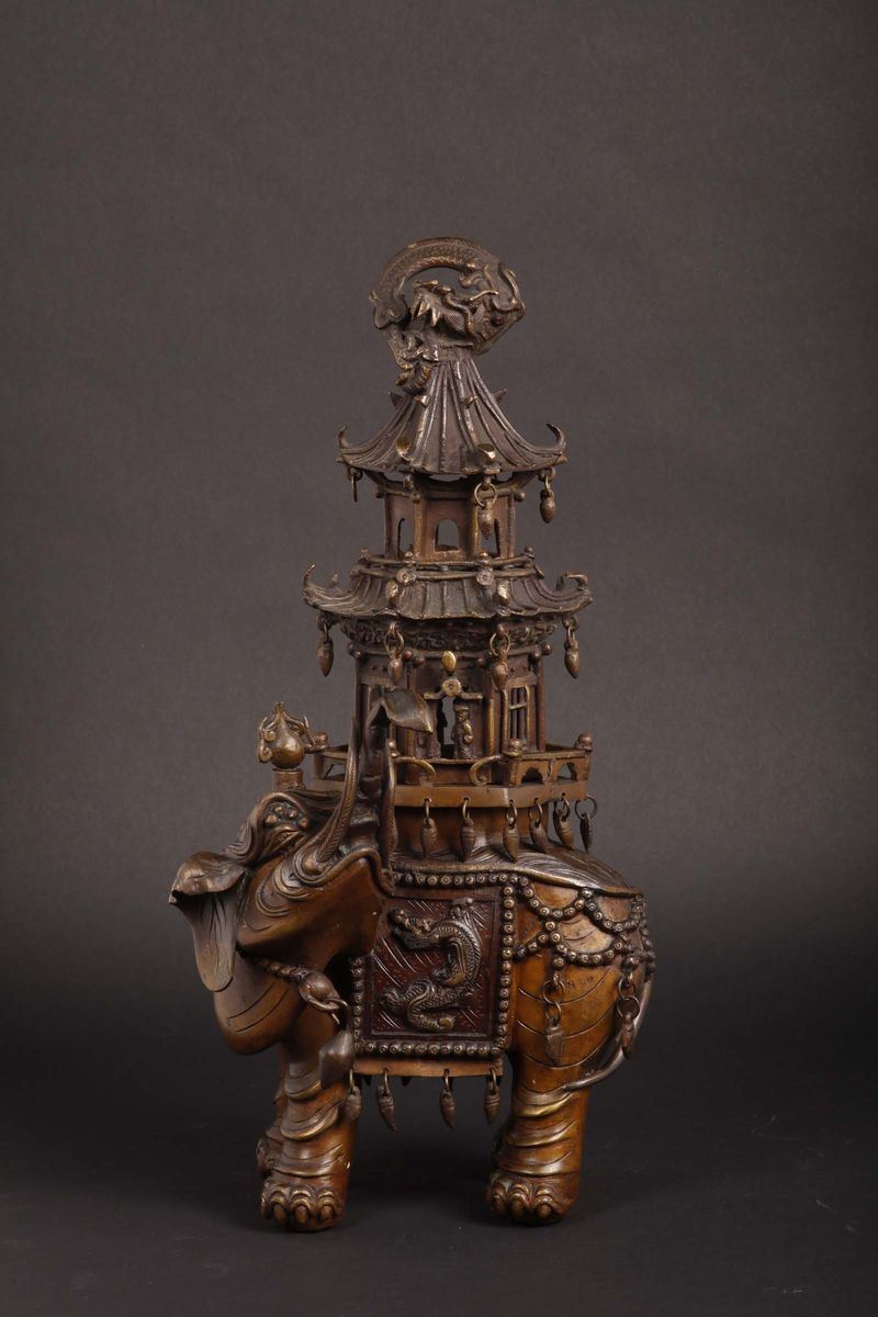 Incensiere in bronzo a guisa di elefante con pagoda sulla schiena, Giappone, XIX secolo  - Asta Chinese Works of Art - Cambi Casa d'Aste