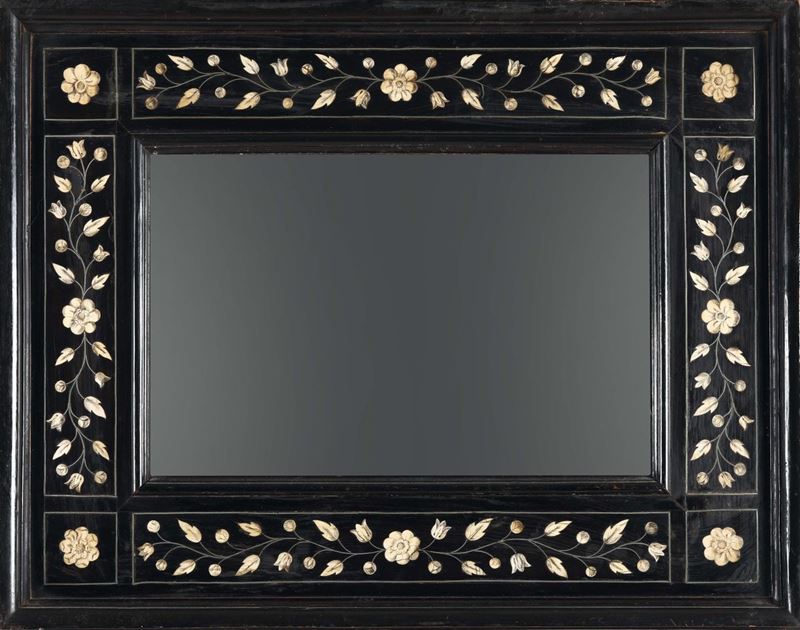 Specchiera in legno ebanizzato ed intarsiato in avorio, XIX secolo  - Asta Antiquariato - Cambi Casa d'Aste