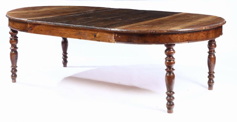 Tavolo allungabile in noce con gambe a rocchetto, XIX secolo  - Asta Antiquariato - Cambi Casa d'Aste