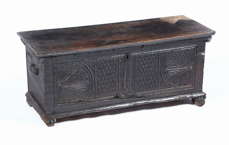 Piccola cassapanca in noce intagliato, XVIII secolo  - Auction Fine Art - Cambi Casa d'Aste