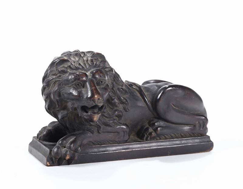 Piccola figura di leone in legno intagliato, XIX secolo  - Asta Antiquariato - Cambi Casa d'Aste