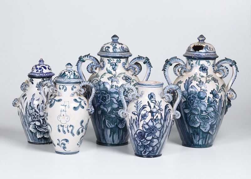 Due coppie di vasi in porcellana con manici a serpe  - Asta Antiquariato - Cambi Casa d'Aste