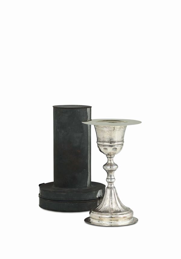 A goblet in silver and gilded silver, embossed and chiselled, with paten and case. Genoa, Torretta stamp for the year 1789 on the goblet and Torretta mark for the year 1796 on the paten.