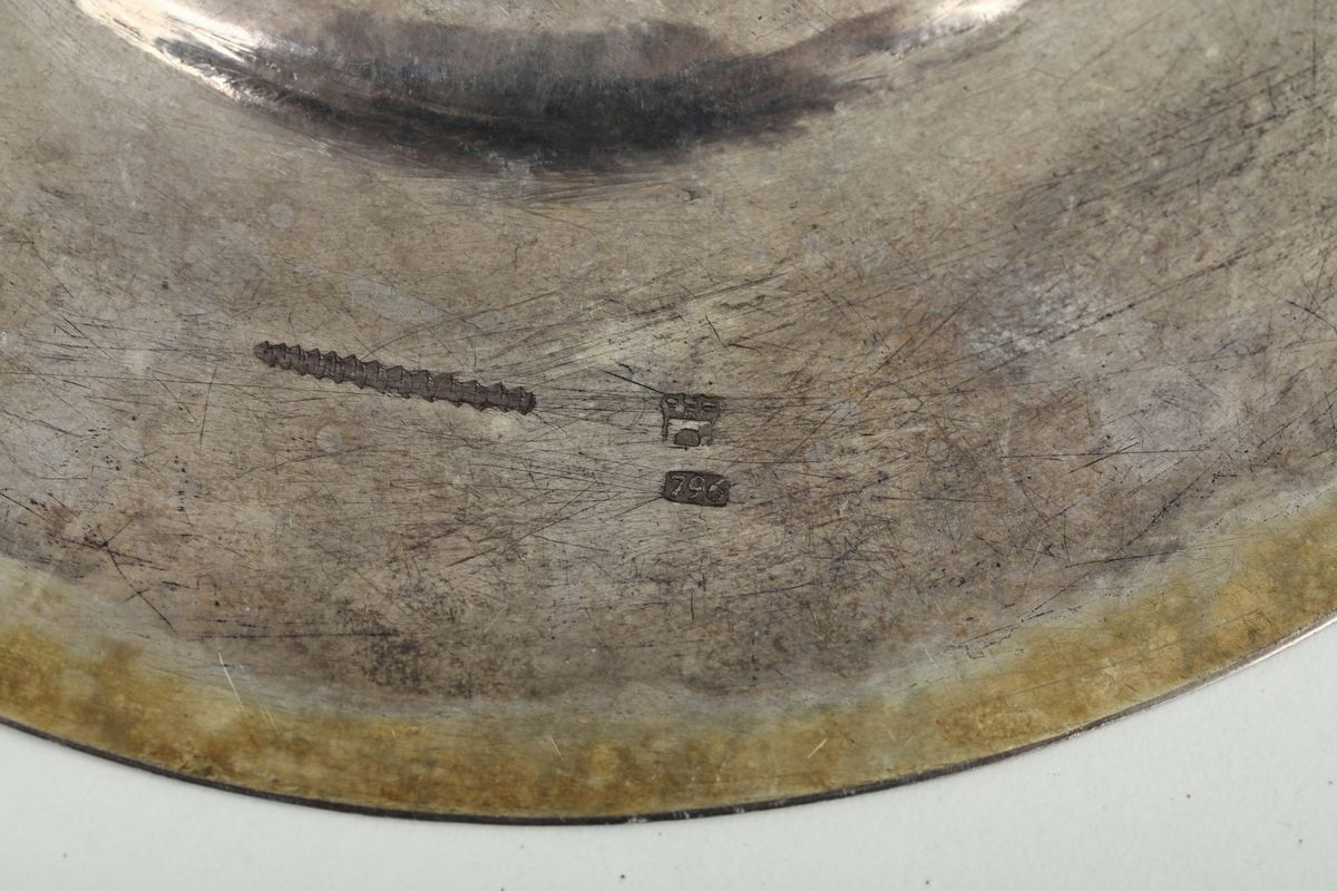 Calice in Argento e Argento Dorato, Sbalzato e Cesellato, con Patena e Custodia. Genova, Bollo de...