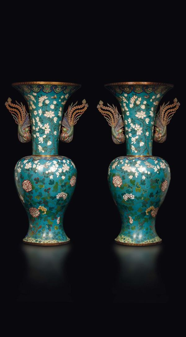 Coppia di grandi vasi cloisonné con manici a guisa di fenici con decoro di fiori, farfalle ed uccellini, Cina, Dinastia Qing, XIX secolo