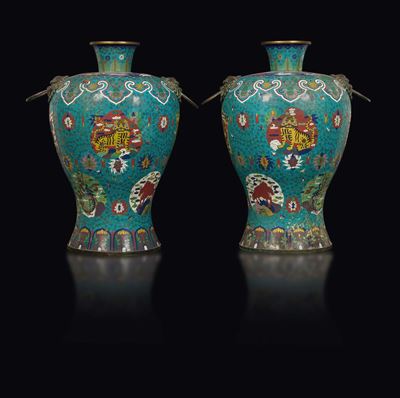 Coppia di Grandi Vasi Cloisonné con Manici a Mascheroni e Decoro di Fiere Entro Riserve, Cina, Di...