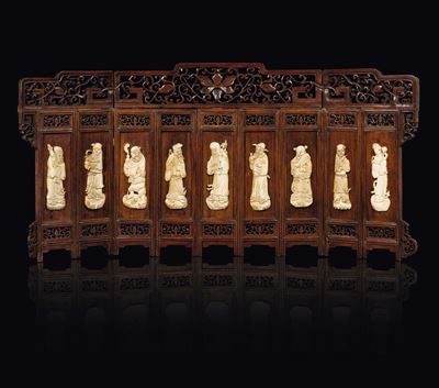 Paravento da Tavolo in Legno con Innesti in Avorio a Guisa di Saggi, Cina, Dinastia Qing, XIX Sec...