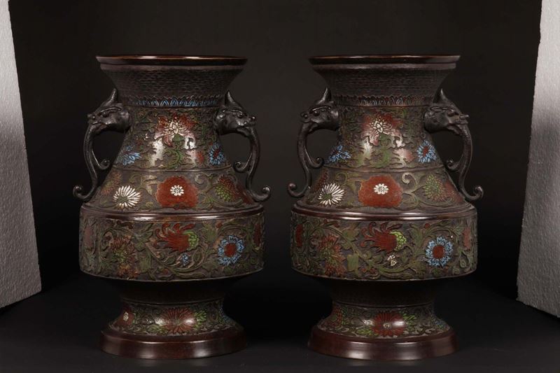 A pair of enamelled bronze vases with flowers, Japan, 19th century  - Auction Chinese Works of Art - Cambi Casa d'Aste