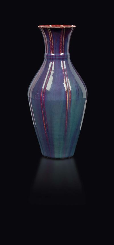 Vaso Scanalato in Porcellana Flambé nei Toni del Viola, Cina, Dinastia Qing, XVIII Secolo