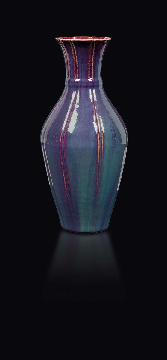 Vaso scanalato in porcellana flambé nei toni del viola, Cina, Dinastia Qing, XVIII secolo