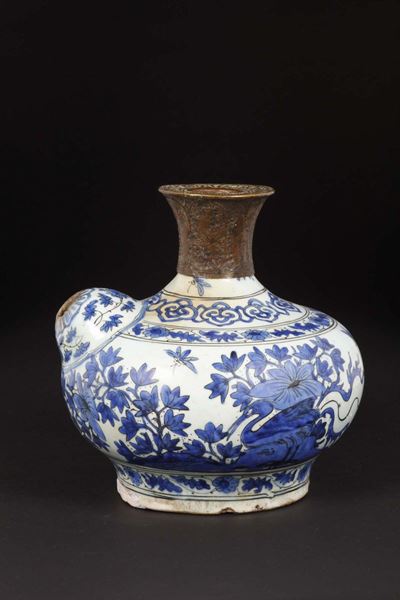 Versatoio in Porcellana Bianca e Blu con Decoro di Gru tra Fiori e Collo in Bronzo con Personaggi...