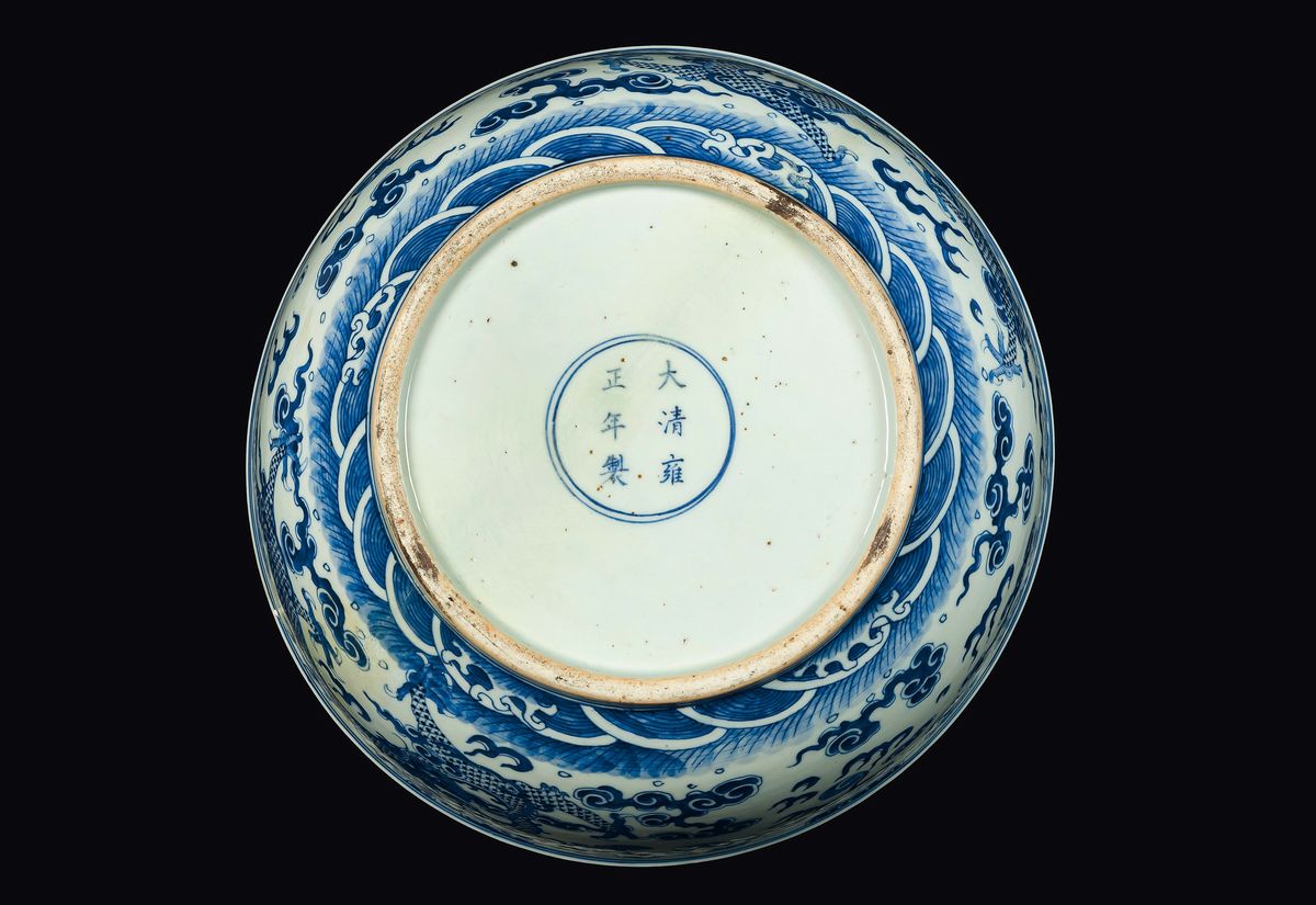 Grande Bowl in Porcella Bianca e Blu con Decoro di Dragoni tra le Nuvole, Cina, Dinastia Qing, XI...
