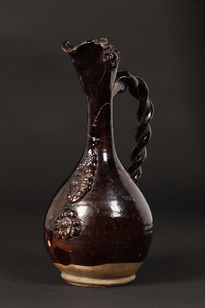 A brown-glazed stoneware pitcher with torchon-handle, China, Song Dynasty (960-1279)  - Auction Fine Chinese Works of Art - Cambi Casa d'Aste