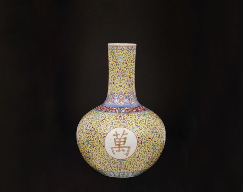 Vaso in porcellana a fondo giallo con ideogrammi entro riserve, Cina, XX secolo  - Asta Chinese Works of Art - Cambi Casa d'Aste