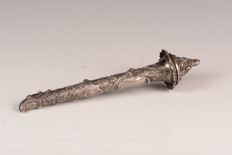 Contenitore in argento sbalzato a pellacce a forma di cornucopia, Italia XIX-XX secolo  - Asta Argenti - Asta a Tempo - Cambi Casa d'Aste