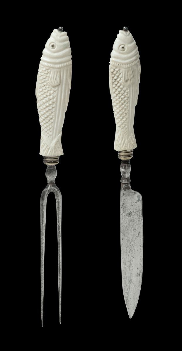 Coltello e forchettone con manico in avorio a foggia di pesce, Italia probabile XVIII secolo  - Asta L'Art de la Table - Cambi Casa d'Aste