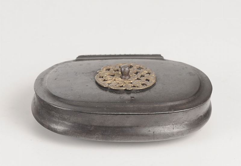 Scatola ovale in metallo con rosone in rame dorato, XIX secolo  - Asta Antiquariato V | Asta a Tempo - Cambi Casa d'Aste