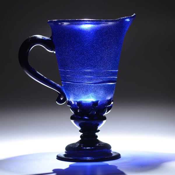 Versatoio monoansato in vetro cobalto. Francia o Spagna XVII secolo