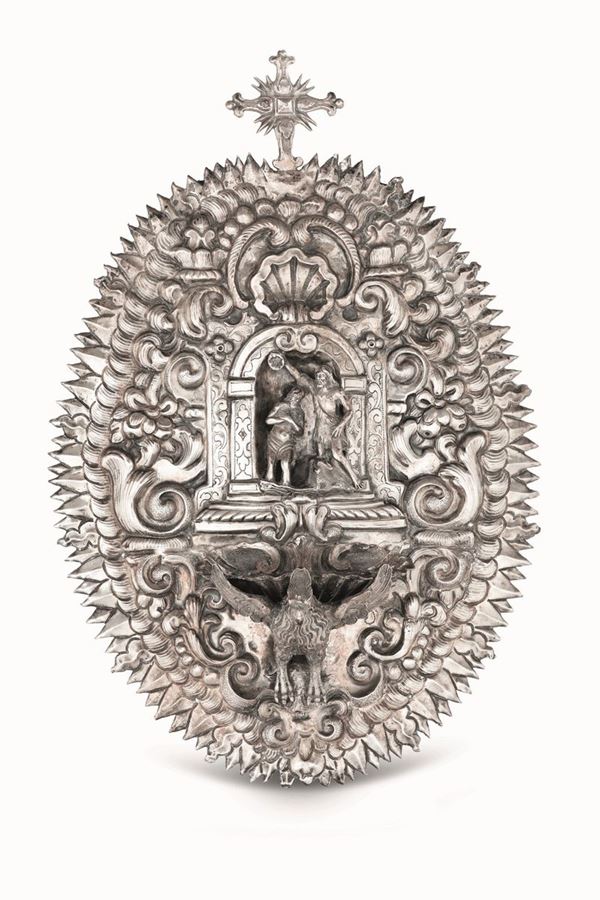 Importante acquasantiera in argento riccamente sbalzato e cesellato. Napoli 1619-1658