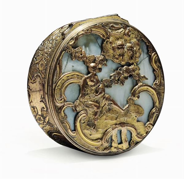 Scatola circolare in rame dorato e cesellato e madreperla. Europa XVIII secolo