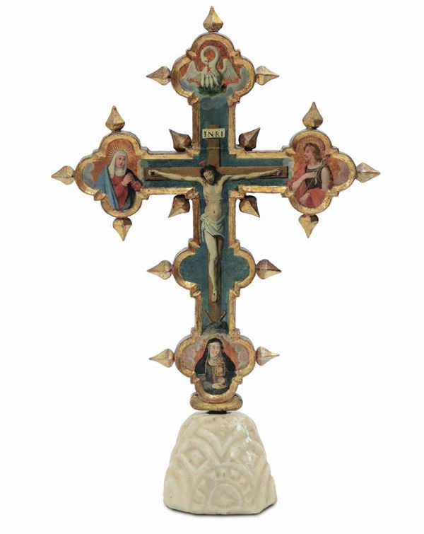 Croce astile polilobata in legno dipinto con Crocifissione e Santi, scuola dell'Italia centrale della fine del XVI secolo