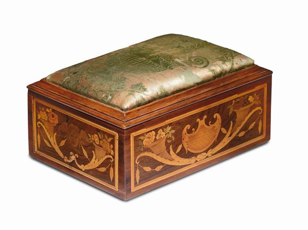 A workbox with a richly carved wooden body, with canopies and allegoric figures in various essences. Workshop of Giuseppe Maggiolini, Parabiago, early 19th century