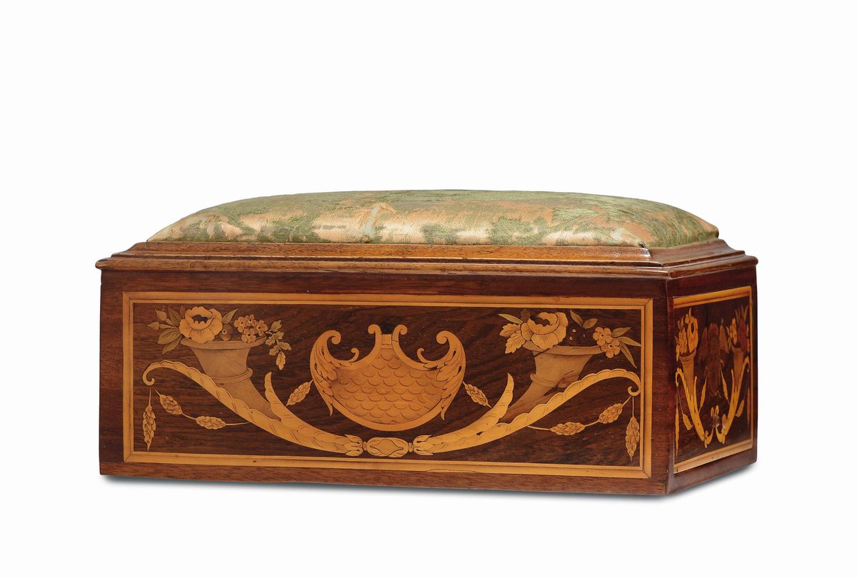 Scatola da Lavoro con Corpo in Legno Riccamente Intarsiato con Canopie e Figure Allegoriche in Va...