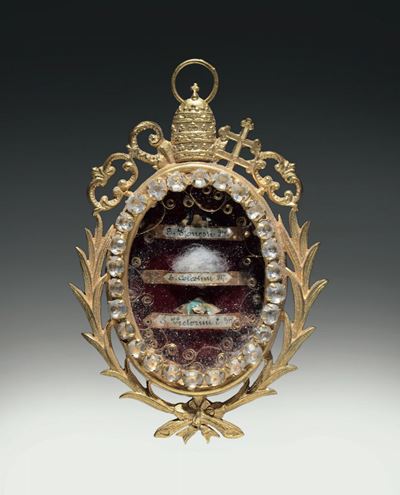 Medaglione Porta Reliquie in Argento Dorato Sbalzato e Traforato con Racemi, Tiara e Chiavi Papal...