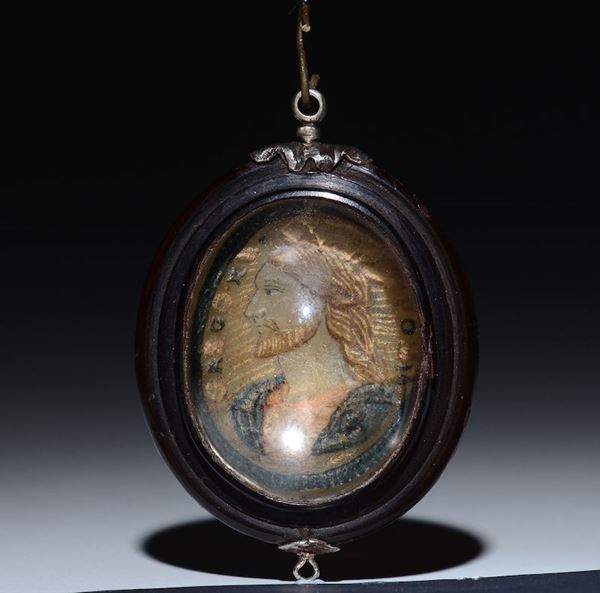 Pendente ovale con cornice modanata in corno e mostra in cristallo di rocca globulare. Italia o Francia XVI secolo