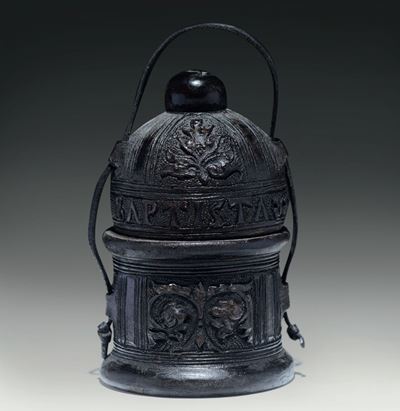 Contenitore di Forma Cilindrica con Coperchio a Cupola in Legno Rivestito in “cuir Boulli”. Itali...